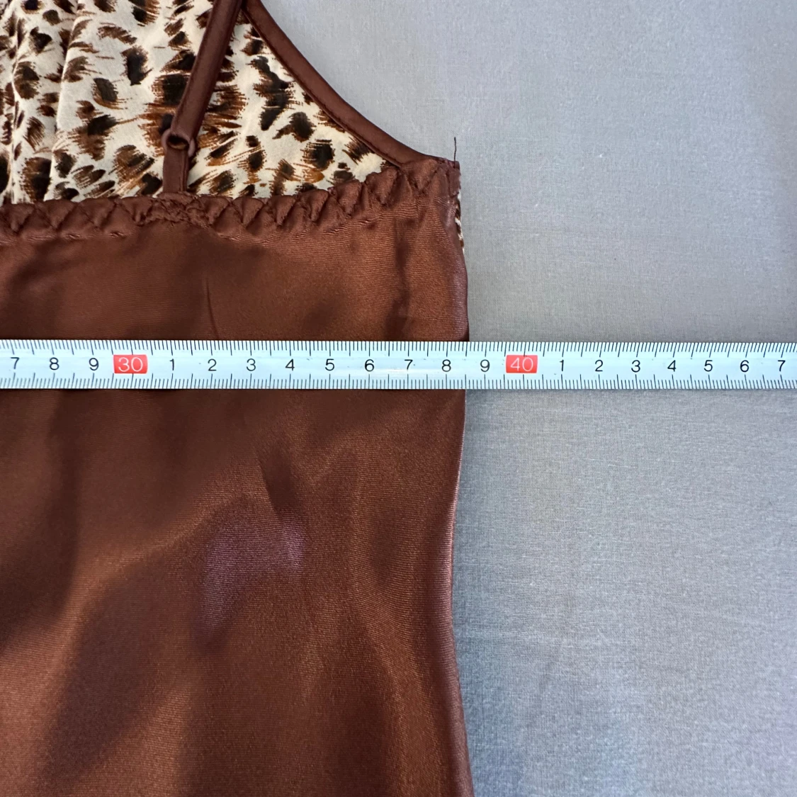 Brun satinklänning med leoparddetaljer - 2