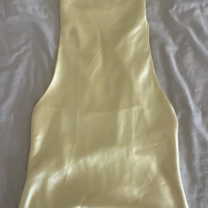 Ljusgul satin top från Zara - Supersnygg satintop från Zara, använd en gång 