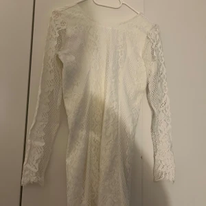 Vit spetsklänning från Bik Bok - Superfin vit klänning v ringad på ryggen med dragkedjan från bikbok i storlek S
