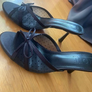 Kitten heels - Fina klackar med rosett framtill och spets med prickar ❤️