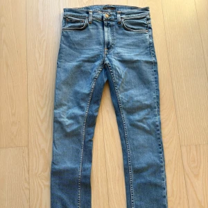 Nudie lean dean jeans - Snygga blå Nudie jeans i modellen Lean dean. Storleken är 29/32.
