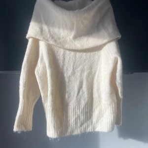 Vit stickad tröja med stor krage H&M - Mysig vit stickad tröja från H&M med oversized, nedvikt krage. Tröjan har lång ärm och bred ribbad mudd vid ärmslut och nederkant. Perfekt för lager-på-lager och chill höst- eller vinterstil.