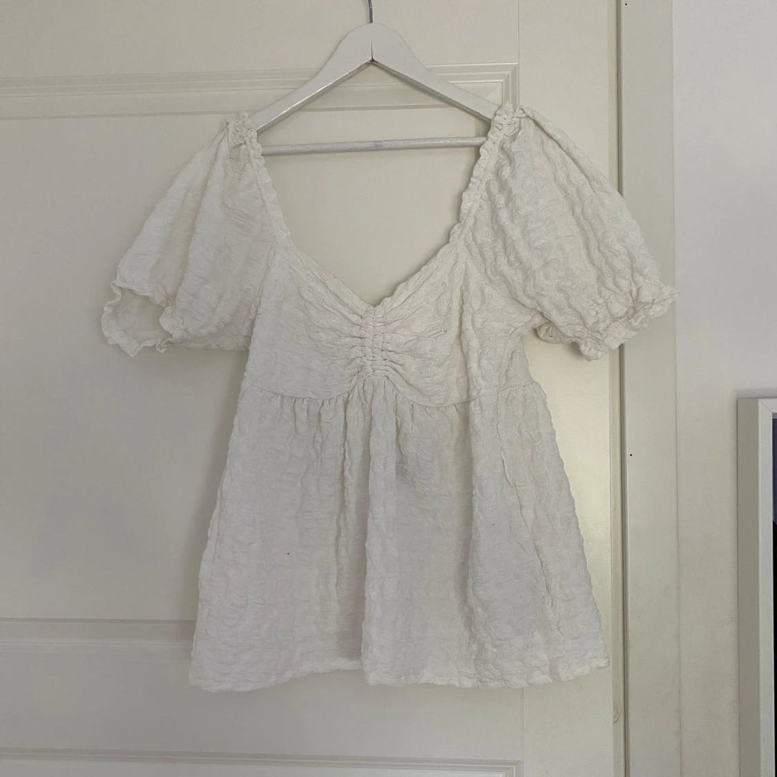 Vit blus med puffärmar och v-ringning - 1