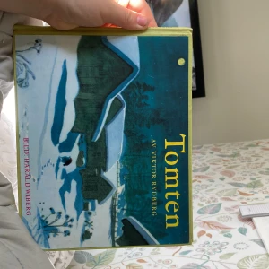 Tomten - En klassisk bok med vackra illustrationer av Harald Wiberg. Perfekt för dig som gillar mysiga vintermiljöer och sagolika berättelser. Boken har ett charmigt omslag med snölandskap och en liten tomte, vilket gör den till ett fint tillskott i bokhyllan.