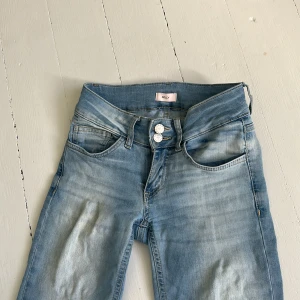 Bootcut jeans med slitna knän från Nelly -  Säljer mina  ljusblå lågmidjade bootcut jeans från Nelly med slitna detaljer vid knäna. Jag säljer dem för att de är för små tyvärr❤️ det är bara att skriva om ni har några funderingar 😚