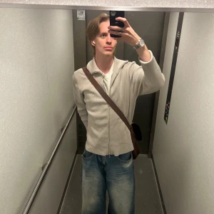 Beige zip up kofta från Ljung L - Säljer en stilren beige ribbad kofta från Ljung by Marcus Larsson i storlek L. Koftan har hög krage, hel dragkedja och är långärmad. Knappt använd så bra kondition. Frågor? Fråga på!