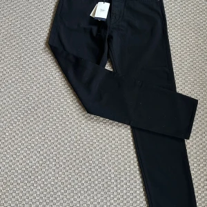Svarta  Tiger of Sweden jeans - Svarta byxor från Tiger of Sweden straifht fit. Jeansen är helt nya med taggar. Pris går att diskutera