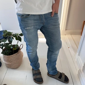 Jack and Jones jeans med revor - Sköna Jack and Jones jeans. Inga defekter, modellen är 180,75 kg och bär 31/32  . Måten A: 39 cm B: 99 cm. 🏆😇