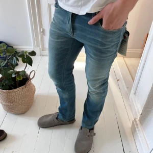 HELT NYA Jack and Jones jeans - Sköna Jack and Jones jeans. Inga defekter, modellen är 180,75 kg och bär 30 /30  . Måten A: 41 cm B: 97 cm. 🏆😇