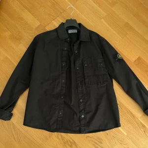 Svart overshirt från Stone Island - Svart overshirt från Stone Island. Storlek L. Köparen står för frakt 📦 köpt på Stone Island butiken i Stockholm.