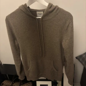 John Henric cashmire hoodie  - Säljer en sjukt fet cashmire hoodie från John Henric i 100% cashmire, ny pris 2700 säljer för endast 1699 men pris kan diskuteras vid snabb affär, den är i ny sick då den bara använt 1 gång 