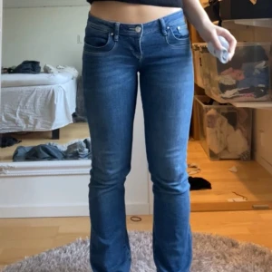 Blå ltb valerie jeans låg midja - Säljer ett par snygga blå bootcut jeans med låg midja. Jeansen har klassisk femficksdesign, dragkedja och knapp framtill. Materialet är mjukt denim i bomull med mycket stretch. Storleken W27L34