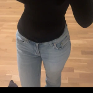 Bootcut jeans i ljusblå denim från 157 - Säljer ett par ljusblå bootcut jeans från 157 i storlek XXS Short. De har gått sönder längst ner vid hälen men inget som märks så mycket. 💕Jeansen har klassisk femficksdesign, låg midja och är tillverkade i mjuk denim. Perfekta för dig som gillar en avslappnad och trendig look med lite utsvängda ben.
