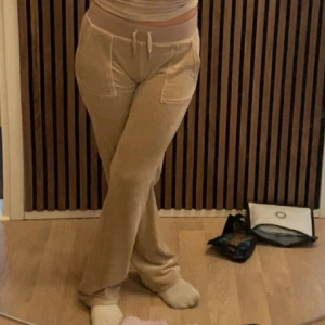 Beiga juicy couture  - Säljer ett par juicy byxor Classic Velour Del Ray storlek S, Warm Taupe.De är välanvända och har inga synliga defekter. Kan skickar mer bilder om så önskas. Nypris 1200kr Kom me nå rimligt prisförslag🩷