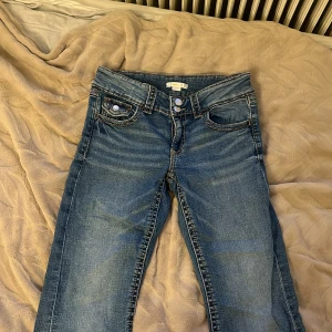 Blå jeans från Gina Tricot, storlek 170 - Snygga blå jeans från Gina Tricot,skulle säga att längden är som 170 men i låren som en 164