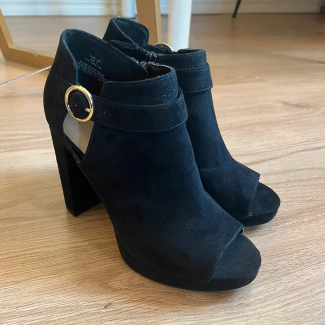 Klackar med guld detalj - 2