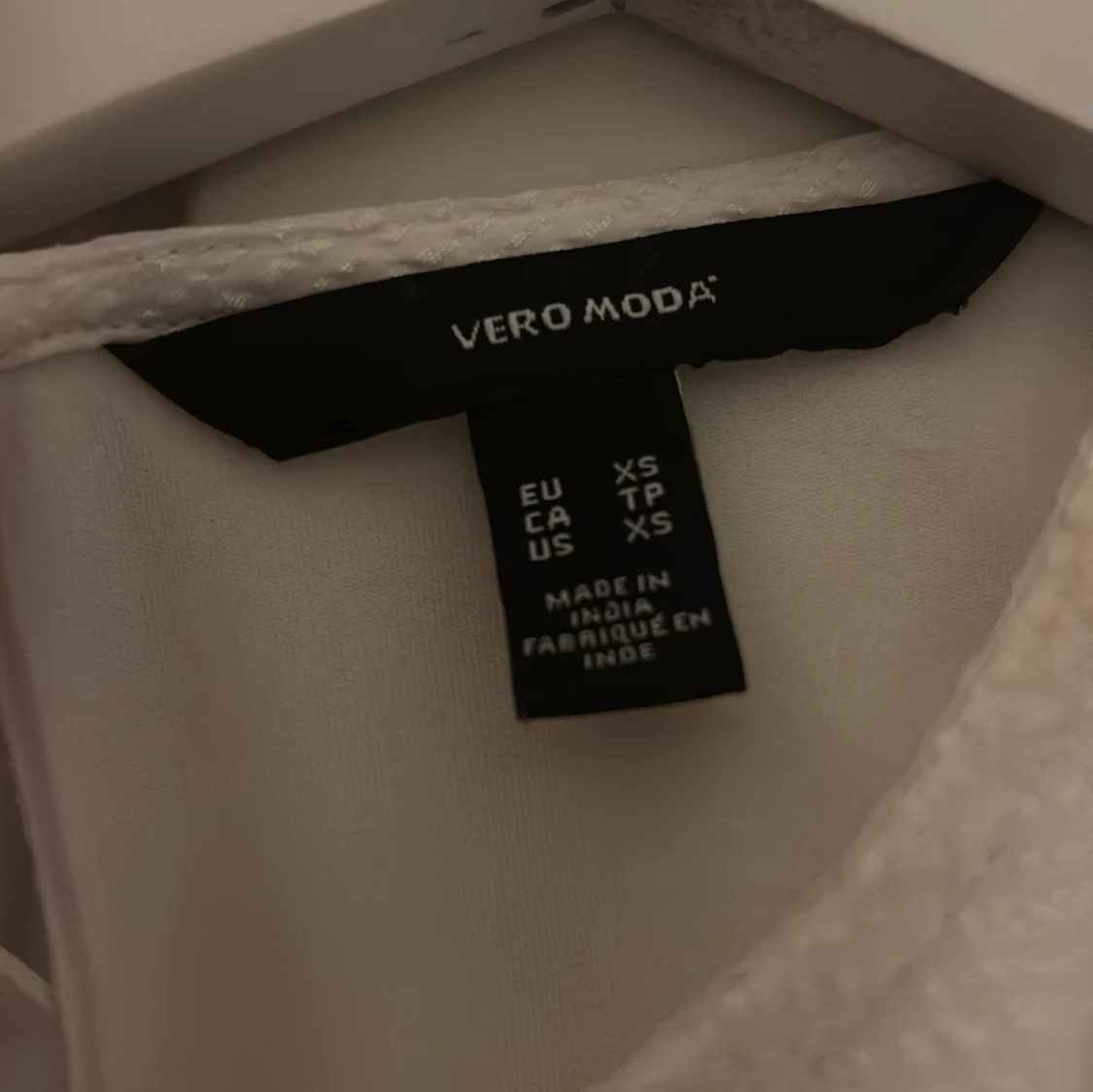 Vit blus med knytärmar från Vero Moda - 1