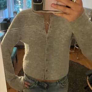 Stickad kofta  - Säljer denna jättesöta gråa stickade koftan med knappar från gina tricot. Skriv för fler bilder, pris kan diskuteras.