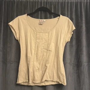 Beige blus med spetsdetaljer - Beige tröja från indiska 