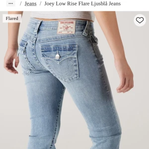 True Religion Joey Low Rise Flare Jeans - Säljer mina ljusblå jeans från True Religion med låg midja och bootcut/flare passform. Har bara använt 5 gånger och de är i väldigt fint skick förutom att de är lite slitna längst ner vid benen på grund av att de är för långa för mig! Men de har inga hål eller annat. Köpte för 1299kr! De är i storlek 26. Kom gärna med prisförslag💕🙏
