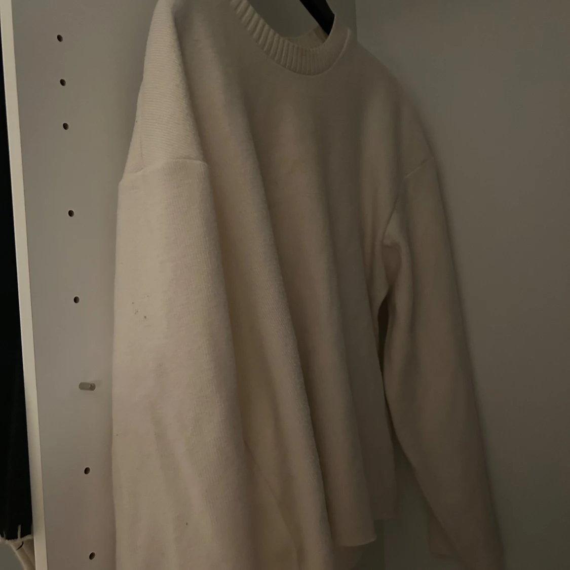 Beige stickad tröja med rund hals