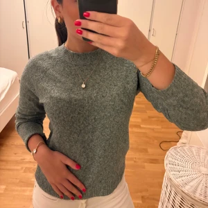 Grön stickad tröja, Vero Moda XS - Mysig grön stickad tröja från Vero Moda i storlek XS. Tröjan har rund halsringning, ribbade muddar och lång ärm. Mycket bra skick!! 