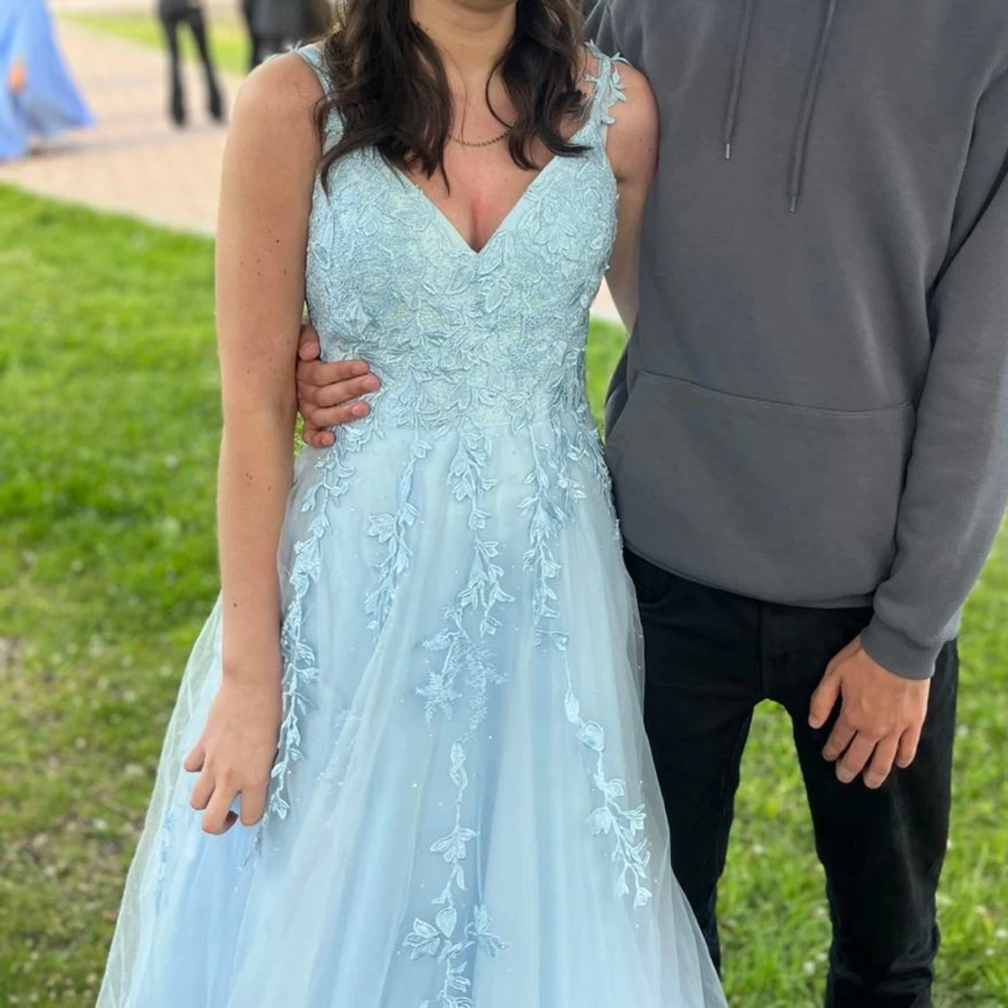 Ljusblå balklänning med spetsdetaljer - 4