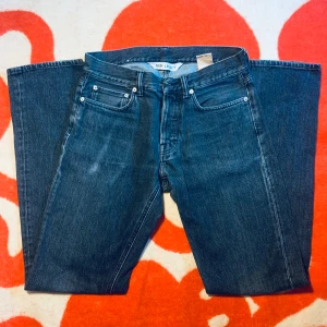 Our legacy denim  - Jeans från our legacy (herrmodell)  Knappen ovanför gylfen saknas 108 cm yttre benlängd benslut 19 cm tvärt över midja 40 cm inre benlängd 82 cm modellen heter first cut