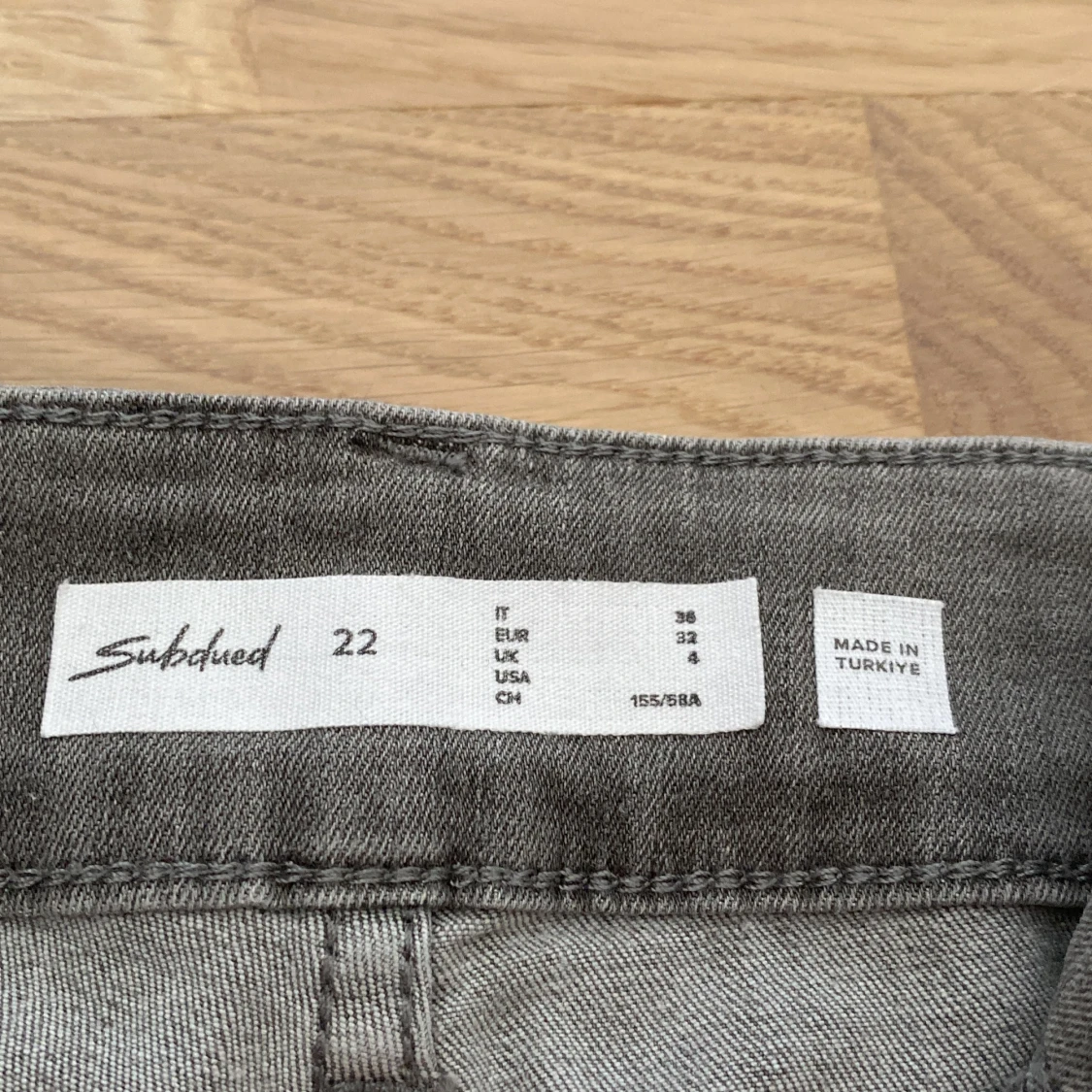 Grå jeansshorts från Subdued - 3