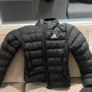 Adidas puffer jacka  - Den är mycket varm och skön. 