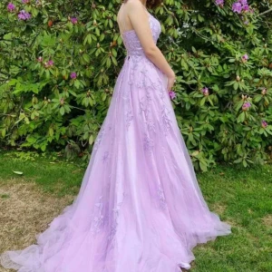 Balklänning - Superfin ljuslila balklänning köpt på Zapaka för 1400kr. Inbyggd korsett i toppen och snörning i ryggen så man kan justera toppen. Använd en gång därav nyskick. Hör av er om ni undrar över måtten😊