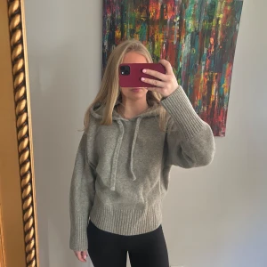 Grå stickad hoodie  - Mysig grå stickad hoodie från Zara!🩶endast använd en gång så inga defekter