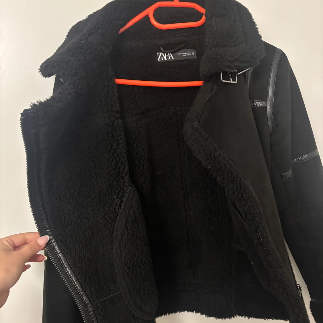 Svart teddyjacka från Zara med bälte - 1