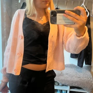 Rosa kofta - Säljer denna jättefina rosa kofta då den inte kommer till användning. Bra skick och pris kan diskuteras.