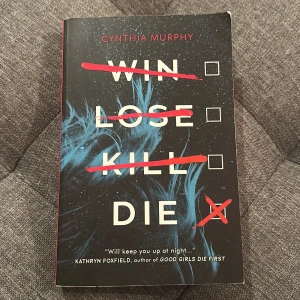 Win Lose Kill Die - En spännande thriller om tävling, hemligheter och mord på en elitinternatskola. När toppstudenter börjar mördas ökar pressen och ingen går säker. Perfekt för dig som gillar mysterier och nervkittlande berättelser!