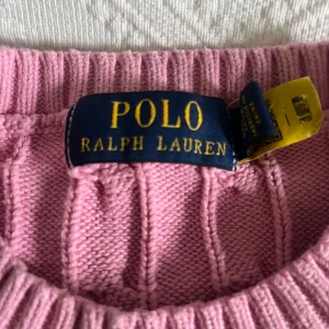 Rosa stickad tröja från Polo Ralph Lauren - Säljer en polo ralph lauren tröja hör av dig om du vill ha fler bilder💗