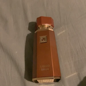 Liquid Brun av French Avenue - Liquid Brun från French Avenue har noter av kanel, bergamott, kardemumma, apelsinblomma, bourbonvanilj, elemi, mysk, pralin, ambroxan och guaiacträ. En spännande mix för dig som vill sticka ut.