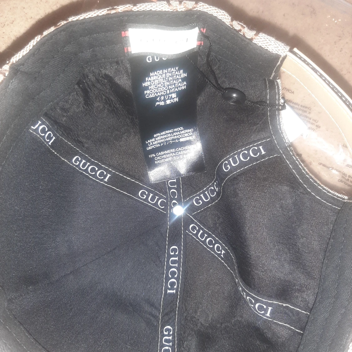 keps med GG-mönster och rödgrön detalj - 3