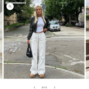 Vita linnebyxor  - Kollar intresset på dessa Alobha label linnebyxor. Helt nya och oanvända med lappen kvar. Funderar på att sälja då de inte satt riktigt som tänkt och missat att skicka tillbaka. Snygga och luftiga vita linnebyxor med bred resår i midjan och knytband framtill. Byxorna har en rak och loose passform med långa, vida ben. Perfekta för en chill och stilren look under varmare dagar. Pris kan diskuteras 