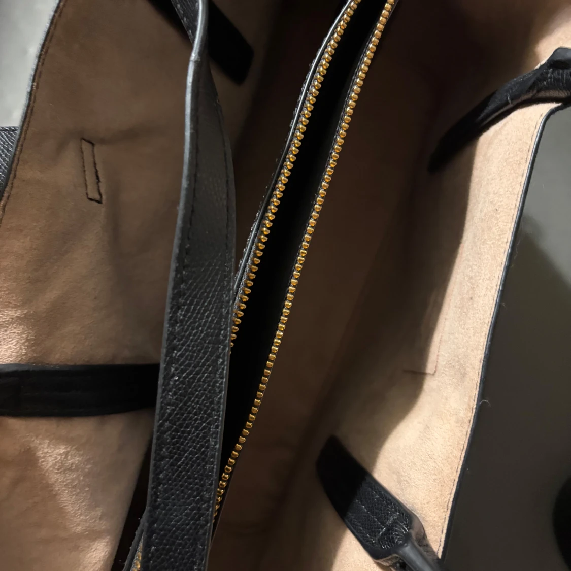 Svart handväska i skinn med gulddetaljer - 1