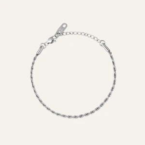 Thin rope bracelet - Säljer mitt armband från mockberg som ja fått i födelsedagspresent som är i silver som jag aldrig använt. Skriv privat om ni vill ha egna bilder av mig. Köptes för 500 så mitt pris 422 men kan diskteras❤️orginalboxen kommer med💞