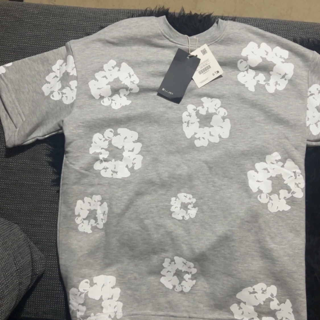 Grå t-shirt med vita blommor Från Denim Tears
