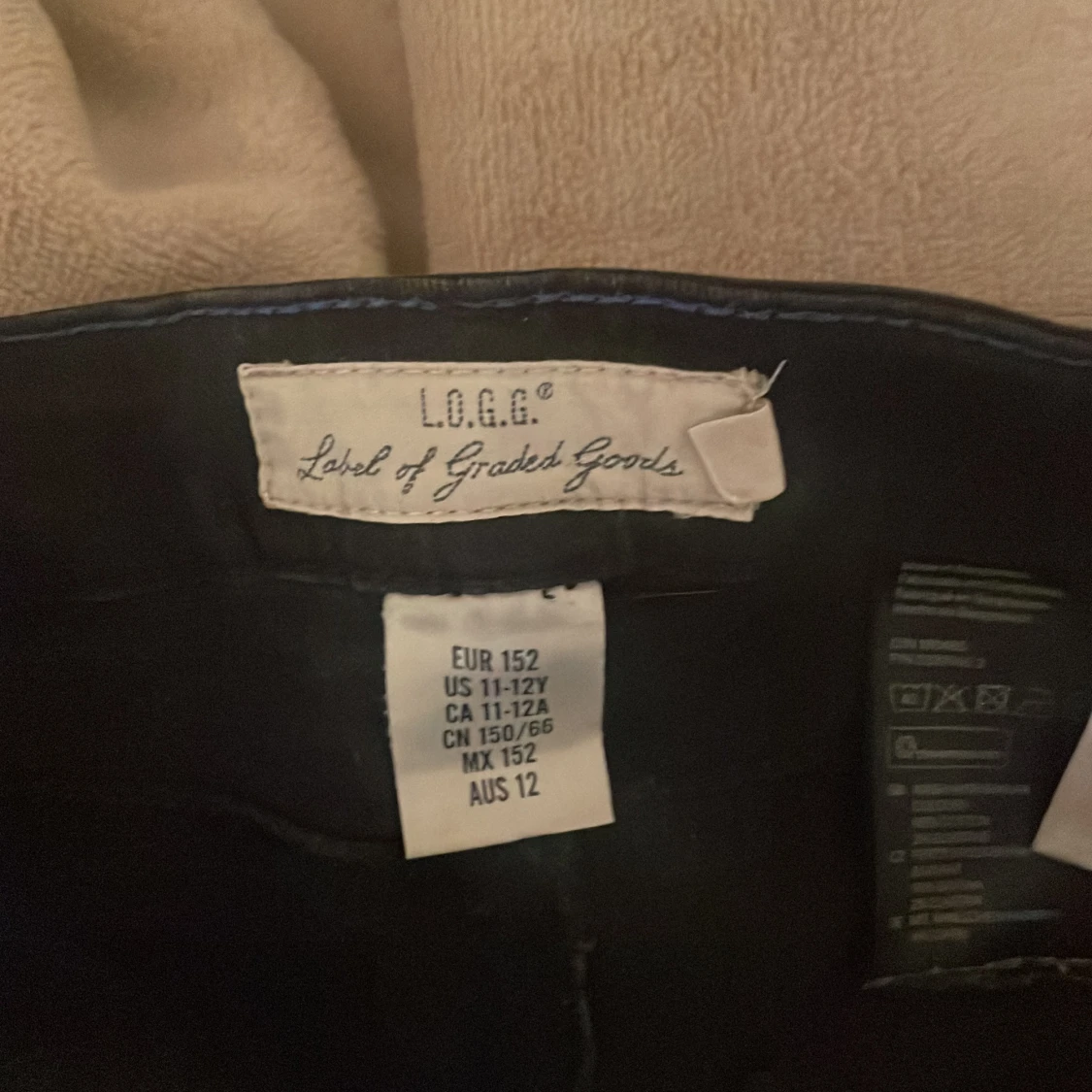 Svarta jeansshorts från Label of Graded Goods - 4