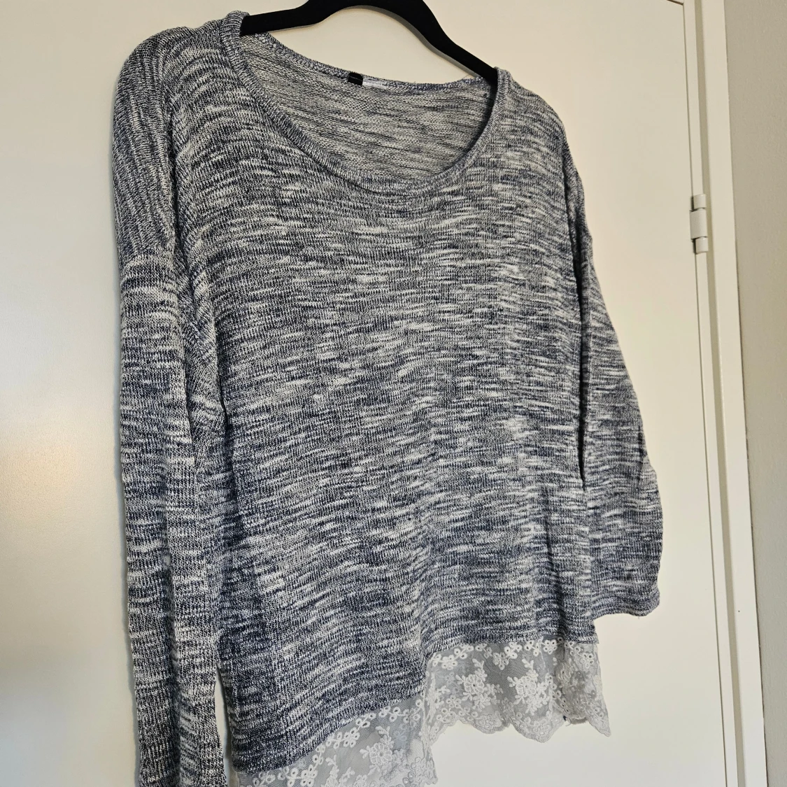 Blå stickad tröja med spetskant