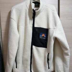 Vit teddyjacka från Sweet SKTBS - Vit jacka från Sweet SKTBS i storlek M. Gabska stor i storleken. Välanvänd