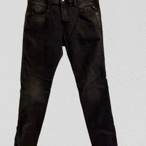 Replay jeans - Svarta replay jeans | modell anbass | storlek  W28 L32 | använd fåtal gånger till skolan