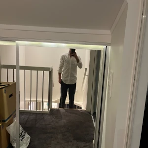 Ralph Lauren skjorta - Säljer min vita Ralph Lauren skjorta som är helt oanvänd, skick 10/10. Storlek S. Nypris 1599, mitt pris 699. DM vid intresse 💯