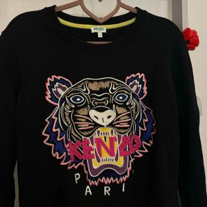 Kenzo tiger sweatshirt - Knappt använd Kenzo sweatshirt/tröja i storlek L (liten i storleken, passar bra för en med strl S-M) 💕  Säljer för 500kr, nypris = över 1000kr
