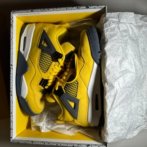 Air Jordan 4 Lightning  - Nästan helt nya, endast använda 2 gånger.