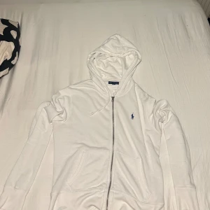 Vit zip up från Ralph Lauren - Som ny, inga tecken på användning. Har inte använt den en enda gång.  Storlek L (womens size), passar nog bäst på S-M.  Skriv gärna frågor😇 priset går såklart att diskutera 😊